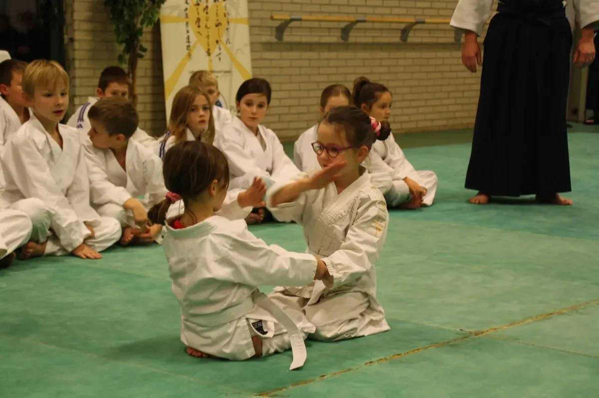 Deux jeunes enfants exécutent une technique à genoux