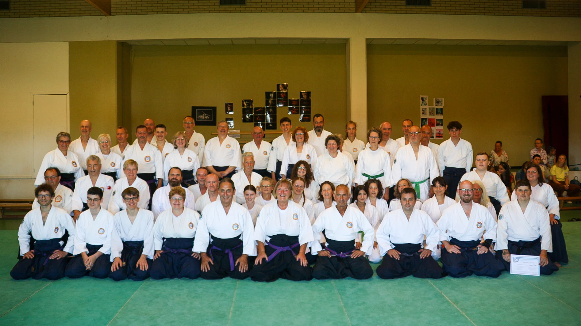 Photo de groupe du club lors d'une remise de ceintures